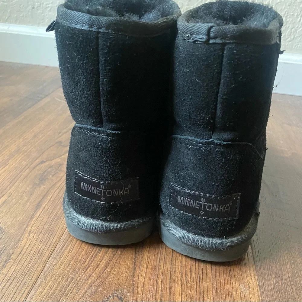 Minnetonka Women’s Black Suede Sheepskin Ankle Bootie SZ 8
